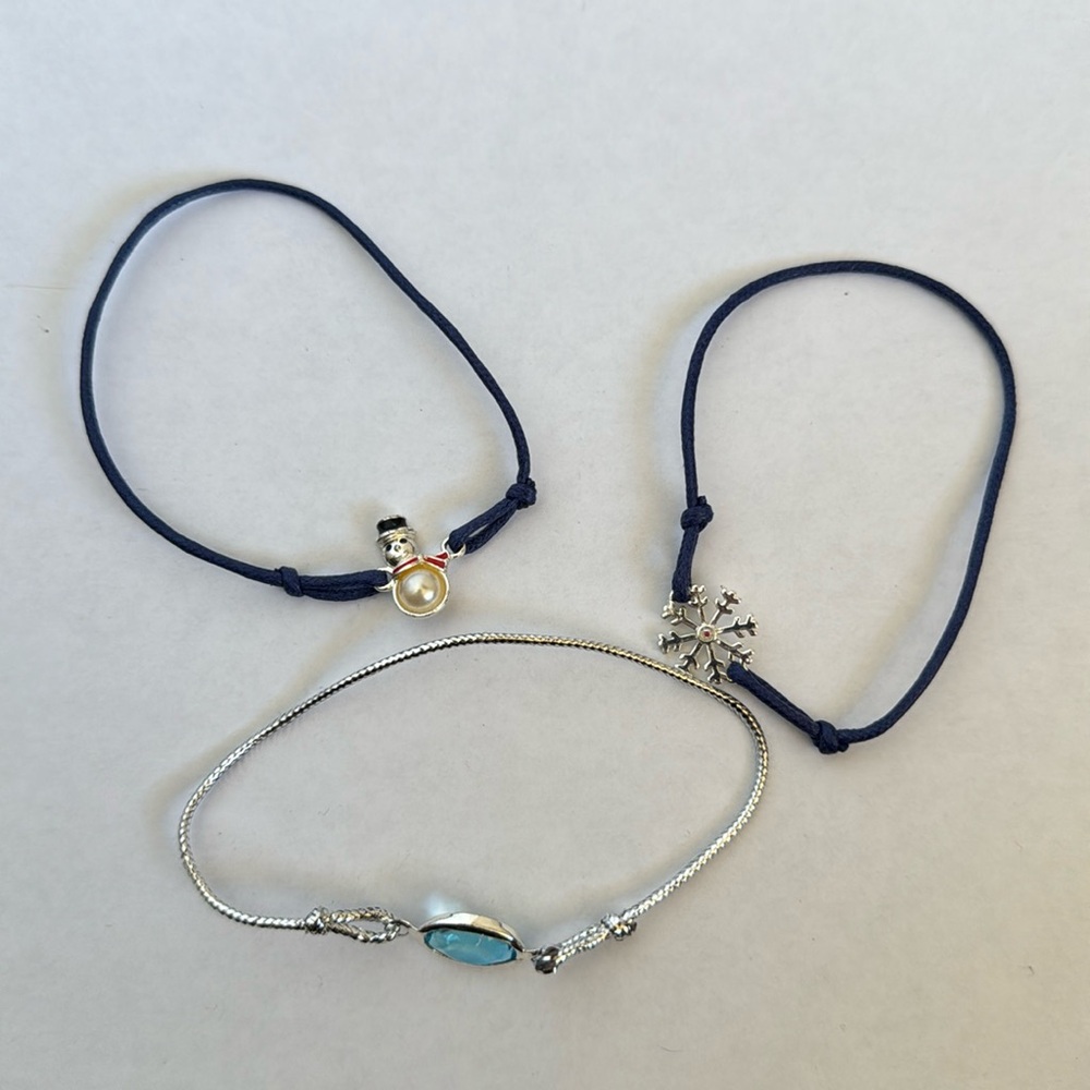 Like New Avon ‘Tis The Season 3 Bracelet Stretch Set Snowman Snowflake